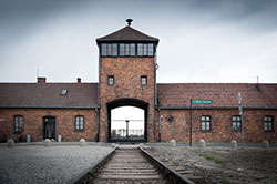 Foto dell'entrata di un campo di concentramento