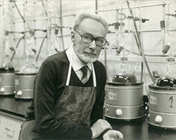 foto di Primo Levi al lavoro in un laboratorio di chimica