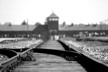 Foto dell'entrata di un campo di concentramento