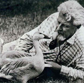 fotografia di Lorenz con l’ochetta Martina